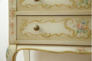 中古　美品　イタリア高級家具　ノバパルク(NOVAPLAK)　ロココ調の装飾がかわいらしいライティングビューロー(机、デスク、在宅用、在宅ワーク用、ワークデスク、引き出し)(定価約97万円)(R-084246)