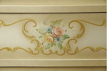 中古　美品　イタリア高級家具　ノバパルク(NOVAPLAK)　ロココ調の装飾がかわいらしいライティングビューロー(机、デスク、在宅用、在宅ワーク用、ワークデスク、引き出し)(定価約97万円)(R-084246)