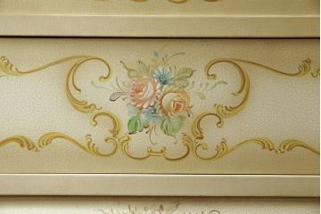 中古　美品　イタリア高級家具　ノバパルク(NOVAPLAK)　ロココ調の装飾がかわいらしいライティングビューロー(机、デスク、在宅用、在宅ワーク用、ワークデスク、引き出し)(定価約97万円)(R-084246)
