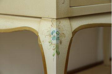 中古　美品　イタリア高級家具　ノバパルク(NOVAPLAK)　ロココ調の装飾がかわいらしいライティングビューロー(机、デスク、在宅用、在宅ワーク用、ワークデスク、引き出し)(定価約97万円)(R-084246)
