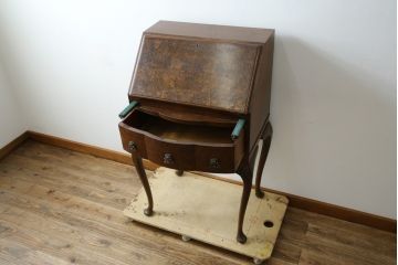 イギリスアンティーク　希少サイズ　ウォールナットの杢目が美しい小振りなライティングビューロー(机、在宅用、在宅ワーク用、ワークデスク、英国)(R-084248)
