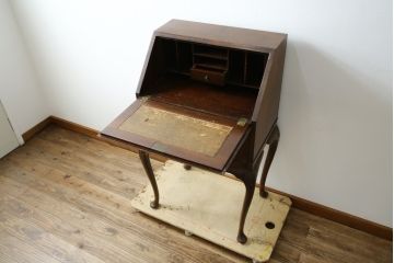 イギリスアンティーク　希少サイズ　ウォールナットの杢目が美しい小振りなライティングビューロー(机、在宅用、在宅ワーク用、ワークデスク、英国)(R-084248)