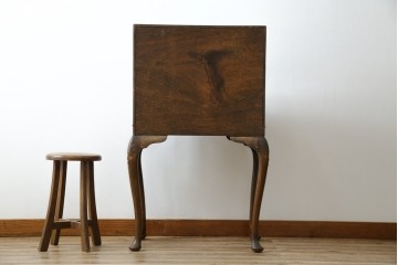 イギリスアンティーク　希少サイズ　ウォールナットの杢目が美しい小振りなライティングビューロー　(R-084248)