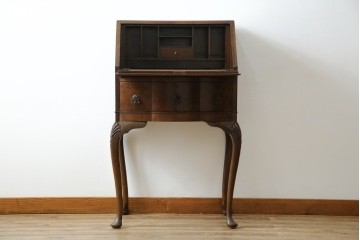 イギリスアンティーク　希少サイズ　ウォールナットの杢目が美しい小振りなライティングビューロー　(R-084248)