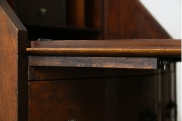 イギリスアンティーク　希少サイズ　ウォールナットの杢目が美しい小振りなライティングビューロー　(R-084248)