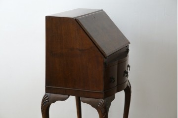 イギリスアンティーク　希少サイズ　ウォールナットの杢目が美しい小振りなライティングビューロー　(R-084248)