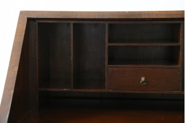 イギリスアンティーク　希少サイズ　ウォールナットの杢目が美しい小振りなライティングビューロー　(R-084248)