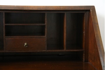 イギリスアンティーク　希少サイズ　ウォールナットの杢目が美しい小振りなライティングビューロー　(R-084248)