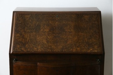 イギリスアンティーク　希少サイズ　ウォールナットの杢目が美しい小振りなライティングビューロー　(R-084248)