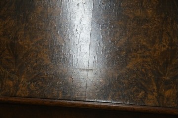 イギリスアンティーク　希少サイズ　ウォールナットの杢目が美しい小振りなライティングビューロー　(R-084248)