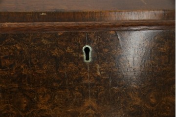 イギリスアンティーク　希少サイズ　ウォールナットの杢目が美しい小振りなライティングビューロー　(R-084248)