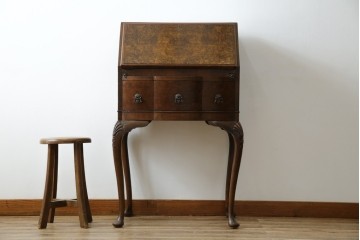 イギリスアンティーク　希少サイズ　ウォールナットの杢目が美しい小振りなライティングビューロー　(R-084248)