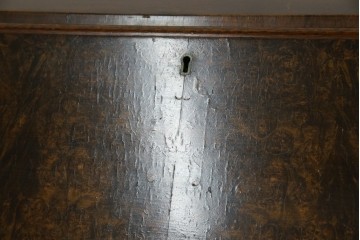 イギリスアンティーク　希少サイズ　ウォールナットの杢目が美しい小振りなライティングビューロー　(R-084248)