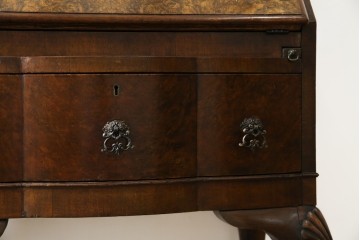 イギリスアンティーク　希少サイズ　ウォールナットの杢目が美しい小振りなライティングビューロー　(R-084248)