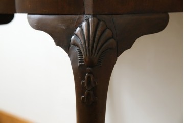 イギリスアンティーク　希少サイズ　ウォールナットの杢目が美しい小振りなライティングビューロー　(R-084248)