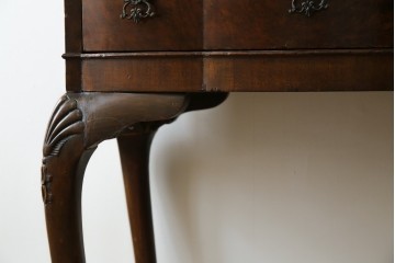 イギリスアンティーク　希少サイズ　ウォールナットの杢目が美しい小振りなライティングビューロー　(R-084248)