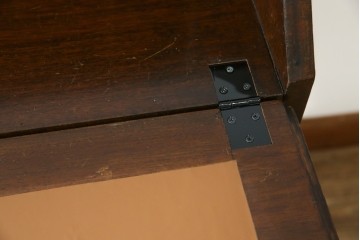 イギリスアンティーク　希少サイズ　ウォールナットの杢目が美しい小振りなライティングビューロー　(R-084248)