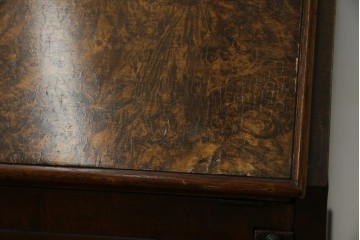 イギリスアンティーク　希少サイズ　ウォールナットの杢目が美しい小振りなライティングビューロー　(R-084248)