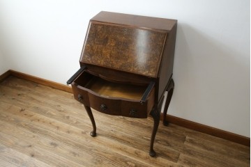 イギリスアンティーク　希少サイズ　ウォールナットの杢目が美しい小振りなライティングビューロー　(R-084248)