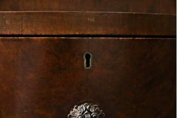 イギリスアンティーク　希少サイズ　ウォールナットの杢目が美しい小振りなライティングビューロー　(R-084248)