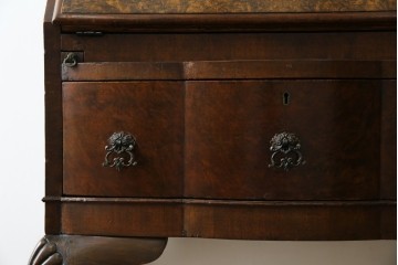 イギリスアンティーク　希少サイズ　ウォールナットの杢目が美しい小振りなライティングビューロー　(R-084248)