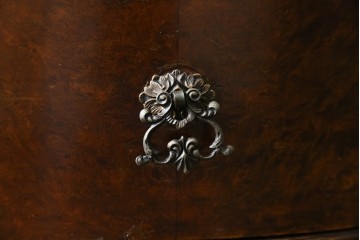 イギリスアンティーク　希少サイズ　ウォールナットの杢目が美しい小振りなライティングビューロー　(R-084248)