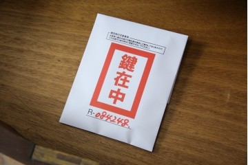 イギリスアンティーク　希少サイズ　ウォールナットの杢目が美しい小振りなライティングビューロー　(R-084248)