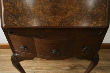 イギリスアンティーク　希少サイズ　ウォールナットの杢目が美しい小振りなライティングビューロー　(R-084248)