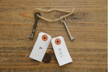 イギリスアンティーク　希少サイズ　ウォールナットの杢目が美しい小振りなライティングビューロー　(R-084248)