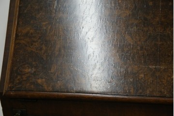 イギリスアンティーク　希少サイズ　ウォールナットの杢目が美しい小振りなライティングビューロー　(R-084248)