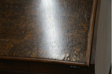 イギリスアンティーク　希少サイズ　ウォールナットの杢目が美しい小振りなライティングビューロー　(R-084248)