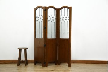 中古　美品　希少な廃番品　カントリーハウス　三連　クラシックな雰囲気と高級感のあるデザインが素敵なステンドグラス入りパーテーション(三越家具、衝立て、つい立て、3連、スクリーン)(R-084250)