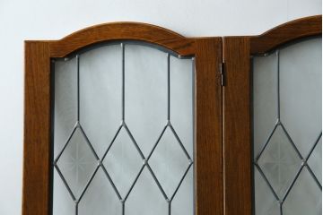 中古　美品　希少な廃番品　カントリーハウス　三連　クラシックな雰囲気と高級感のあるデザインが素敵なステンドグラス入りパーテーション(三越家具、衝立て、つい立て、3連、スクリーン)(R-084250)