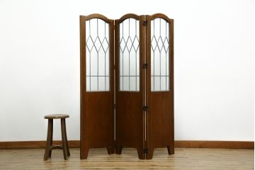 中古　美品　希少な廃番品　カントリーハウス　三連　クラシックな雰囲気と高級感のあるデザインが素敵なステンドグラス入りパーテーション(三越家具、衝立て、つい立て、3連、スクリーン)(R-084250)