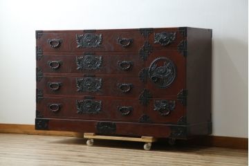 中古　美品!!　仙台民芸箪笥(仙台箪笥)　欅産業　凝ったつくりの大振りの金具が目を惹く漆塗りの仙台箪笥サイドボード(サイドチェスト、収納箪笥、衣装箪笥、引き出し)(R-084255)