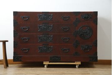 中古　美品!!　仙台民芸箪笥(仙台箪笥)　欅産業　凝ったつくりの大振りの金具が目を惹く漆塗りの仙台箪笥サイドボード(サイドチェスト、収納箪笥、衣装箪笥、引き出し)(R-084255)