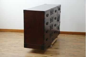中古　美品!!　仙台民芸箪笥(仙台箪笥)　欅産業　凝ったつくりの大振りの金具が目を惹く漆塗りの仙台箪笥サイドボード(サイドチェスト、収納箪笥、衣装箪笥、引き出し)(R-084255)