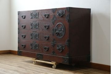 中古　美品!!　仙台民芸箪笥(仙台箪笥)　欅産業　凝ったつくりの大振りの金具が目を惹く漆塗りの仙台箪笥サイドボード(サイドチェスト、収納箪笥、衣装箪笥、引き出し)(R-084255)