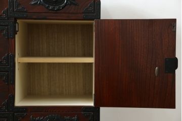 中古　美品!!　仙台民芸箪笥(仙台箪笥)　欅産業　凝ったつくりの大振りの金具が目を惹く漆塗りの仙台箪笥サイドボード(サイドチェスト、収納箪笥、衣装箪笥、引き出し)(R-084255)