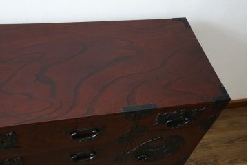 中古　美品!!　仙台民芸箪笥(仙台箪笥)　欅産業　凝ったつくりの大振りの金具が目を惹く漆塗りの仙台箪笥サイドボード(サイドチェスト、収納箪笥、衣装箪笥、引き出し)(R-084255)