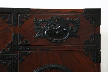 中古　美品!!　仙台民芸箪笥(仙台箪笥)　欅産業　凝ったつくりの大振りの金具が目を惹く漆塗りの仙台箪笥サイドボード(サイドチェスト、収納箪笥、衣装箪笥、引き出し)(R-084255)