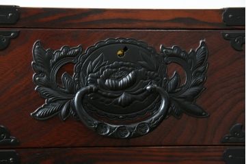 中古　美品!!　仙台民芸箪笥(仙台箪笥)　欅産業　凝ったつくりの大振りの金具が目を惹く漆塗りの仙台箪笥サイドボード(サイドチェスト、収納箪笥、衣装箪笥、引き出し)(R-084255)