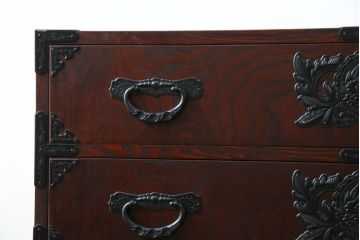 中古　美品!!　仙台民芸箪笥(仙台箪笥)　欅産業　凝ったつくりの大振りの金具が目を惹く漆塗りの仙台箪笥サイドボード(サイドチェスト、収納箪笥、衣装箪笥、引き出し)(R-084255)