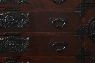 中古　美品!!　仙台民芸箪笥(仙台箪笥)　欅産業　凝ったつくりの大振りの金具が目を惹く漆塗りの仙台箪笥サイドボード(サイドチェスト、収納箪笥、衣装箪笥、引き出し)(R-084255)