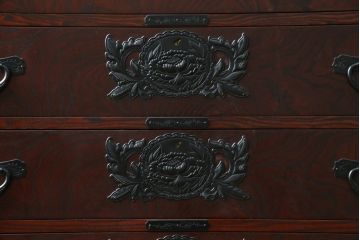 中古　美品!!　仙台民芸箪笥(仙台箪笥)　欅産業　凝ったつくりの大振りの金具が目を惹く漆塗りの仙台箪笥サイドボード(サイドチェスト、収納箪笥、衣装箪笥、引き出し)(R-084255)