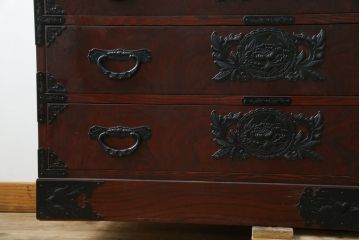 中古　美品!!　仙台民芸箪笥(仙台箪笥)　欅産業　凝ったつくりの大振りの金具が目を惹く漆塗りの仙台箪笥サイドボード(サイドチェスト、収納箪笥、衣装箪笥、引き出し)(R-084255)