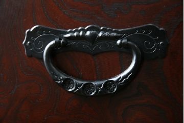 中古　美品!!　仙台民芸箪笥(仙台箪笥)　欅産業　凝ったつくりの大振りの金具が目を惹く漆塗りの仙台箪笥サイドボード(サイドチェスト、収納箪笥、衣装箪笥、引き出し)(R-084255)