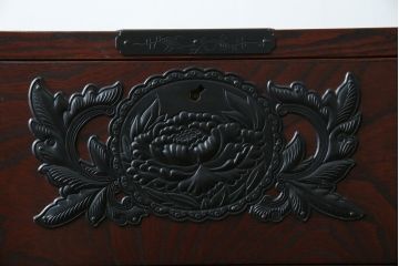 中古　美品!!　仙台民芸箪笥(仙台箪笥)　欅産業　凝ったつくりの大振りの金具が目を惹く漆塗りの仙台箪笥サイドボード(サイドチェスト、収納箪笥、衣装箪笥、引き出し)(R-084255)