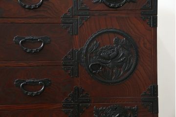 中古　美品!!　仙台民芸箪笥(仙台箪笥)　欅産業　凝ったつくりの大振りの金具が目を惹く漆塗りの仙台箪笥サイドボード(サイドチェスト、収納箪笥、衣装箪笥、引き出し)(R-084255)