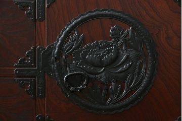 中古　美品!!　仙台民芸箪笥(仙台箪笥)　欅産業　凝ったつくりの大振りの金具が目を惹く漆塗りの仙台箪笥サイドボード(サイドチェスト、収納箪笥、衣装箪笥、引き出し)(R-084255)